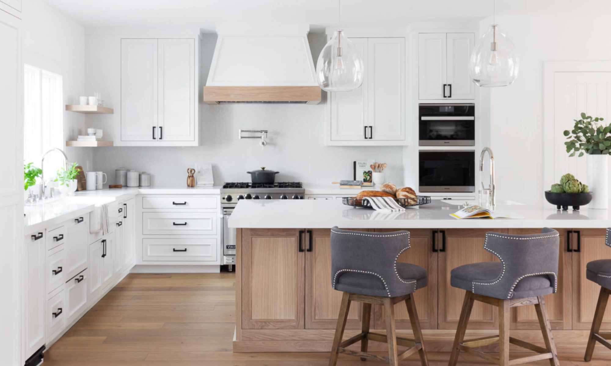 Featured image of post Farmhouse White Kitchen Cabinets With Black Hardware - Should kitchen faucet match cabinet hardware in terms of the type of metal?